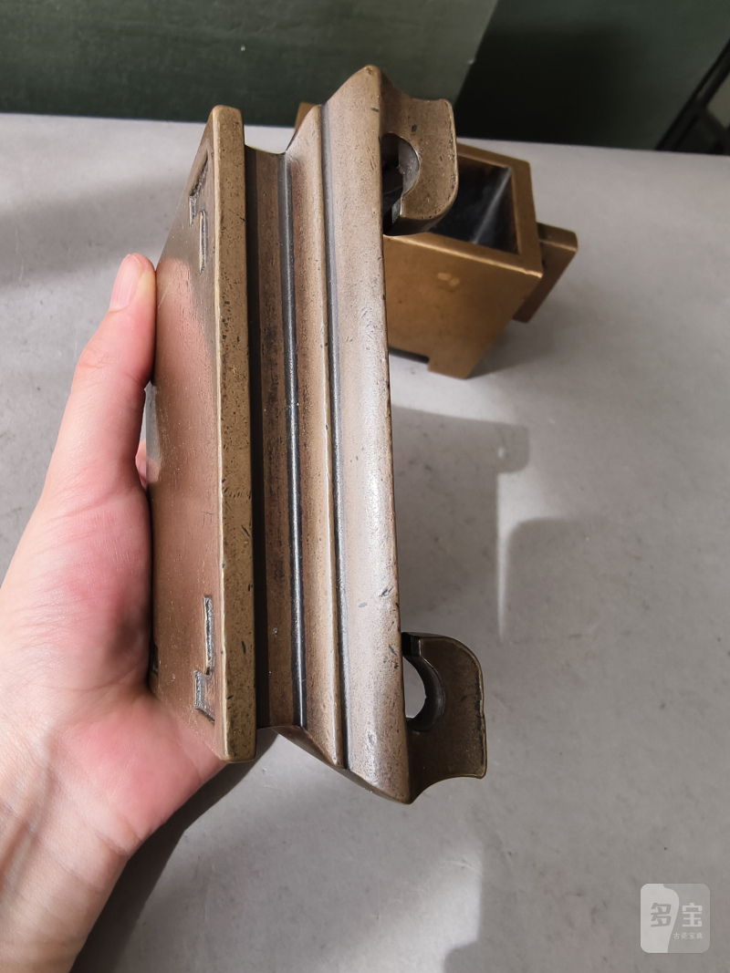 A rectangular twin-handled bronze censer with fitted bronze stand - 图7